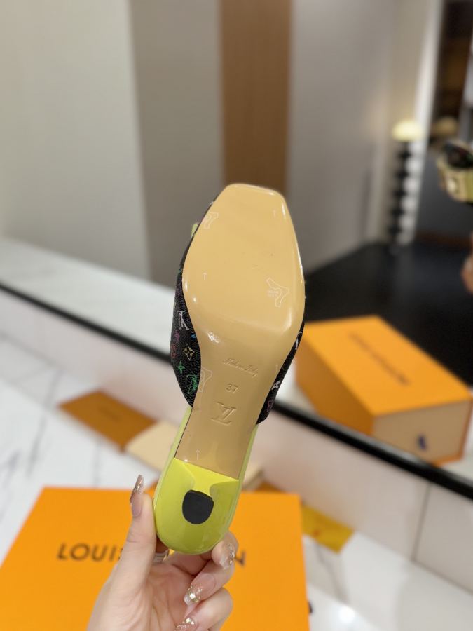 LV women's shoes - The latest catwalk style sandals, official website series updated simultaneously, perfect last + LV new element button design, original inverted last, ultimate 1:1 shape, high-end quality, imported high-end fabrics — photo 9