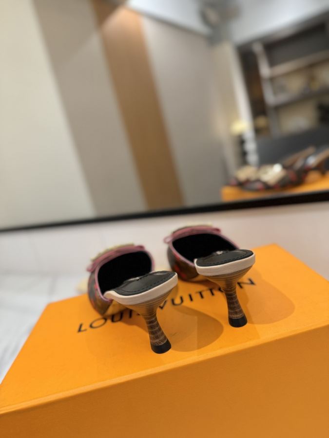 LV women's shoes - The latest catwalk style sandals at our counter, official website series updated simultaneously, perfect last + LV new element button design, full of femininity, noble temperament, original inverted last, ultimate 1:1 shape, high-end quality, imported high-end fabrics showing exquisite texture — photo 8