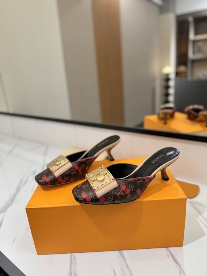 LV women's shoes - The latest catwalk style sandals at our counter, official website series updated simultaneously, perfect last + LV new element button design, full of femininity, noble temperament, original inverted last, ultimate 1:1 shape, high-end quality, imported high-end fabrics showing exquisite texture — photo 2