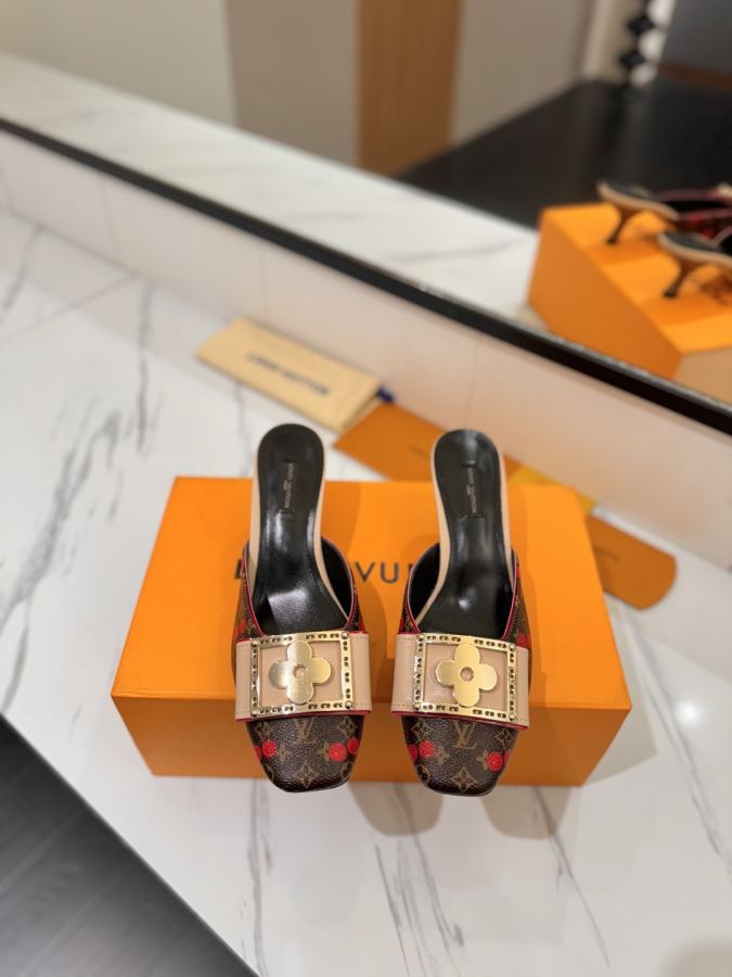 LV women's shoes - The latest catwalk style sandals at our counter, official website series updated simultaneously, perfect last + LV new element button design, full of femininity, noble temperament, original inverted last, ultimate 1:1 shape, high-end quality, imported high-end fabrics showing exquisite texture — photo 3