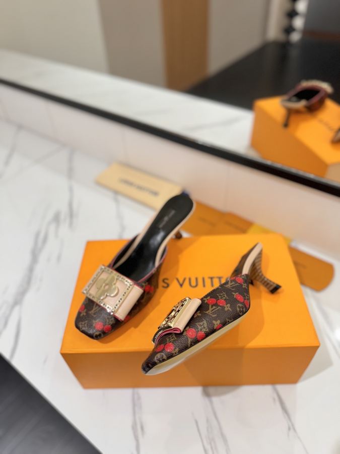 LV women's shoes - The latest catwalk style sandals at our counter, official website series updated simultaneously, perfect last + LV new element button design, full of femininity, noble temperament, original inverted last, ultimate 1:1 shape, high-end quality, imported high-end fabrics showing exquisite texture — photo 5