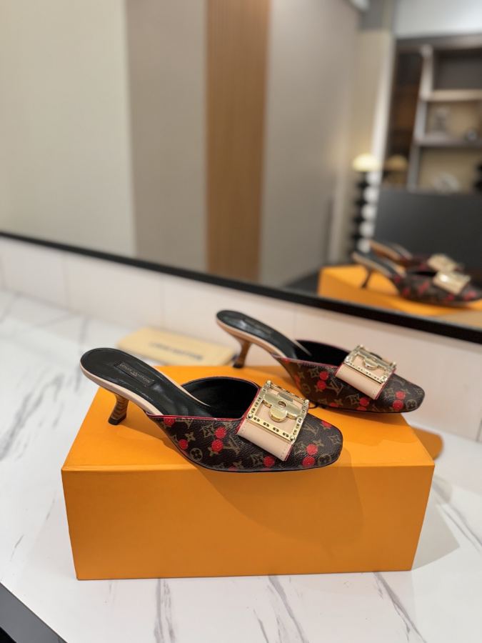 LV women's shoes - The latest catwalk style sandals at our counter, official website series updated simultaneously, perfect last + LV new element button design, full of femininity, noble temperament, original inverted last, ultimate 1:1 shape, high-end quality, imported high-end fabrics showing exquisite texture
