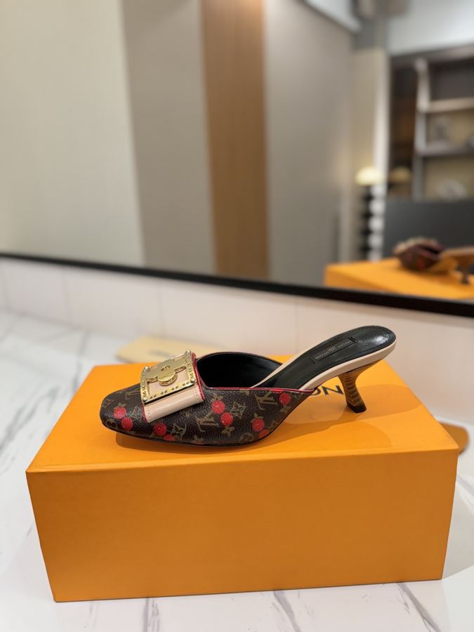 LV women's shoes - The latest catwalk style sandals at our counter, official website series updated simultaneously, perfect last + LV new element button design, full of femininity, noble temperament, original inverted last, ultimate 1:1 shape, high-end quality, imported high-end fabrics showing exquisite texture — photo 4