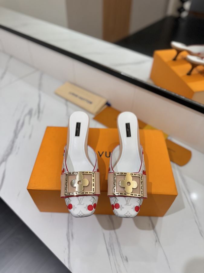 LV women's shoes - The latest catwalk style sandals at our counter, official website series updated simultaneously, perfect last + LV new element button design, full of femininity, noble temperament, original inverted last, ultimate 1:1 shape, high-end quality, imported high-end fabrics showing exquisite texture — photo 3