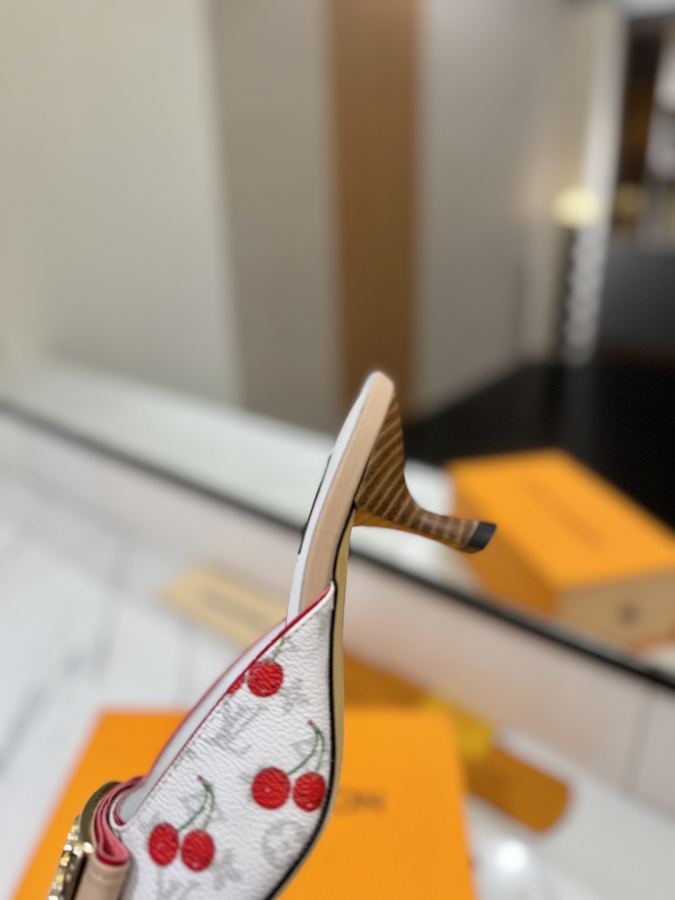 LV women's shoes - The latest catwalk style sandals at our counter, official website series updated simultaneously, perfect last + LV new element button design, full of femininity, noble temperament, original inverted last, ultimate 1:1 shape, high-end quality, imported high-end fabrics showing exquisite texture — photo 8