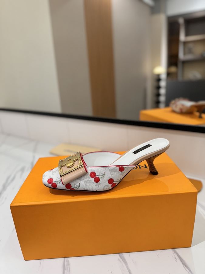 LV women's shoes - The latest catwalk style sandals at our counter, official website series updated simultaneously, perfect last + LV new element button design, full of femininity, noble temperament, original inverted last, ultimate 1:1 shape, high-end quality, imported high-end fabrics showing exquisite texture — photo 4