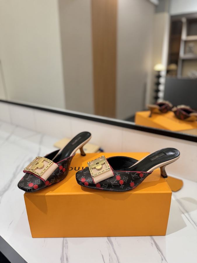 LV women's shoes - The latest catwalk style sandals at our counter, official website series updated simultaneously, perfect last + LV new element button design, full of femininity, noble temperament, original inverted last, ultimate 1:1 shape, high-end quality, imported high-end fabrics showing exquisite texture — photo 5