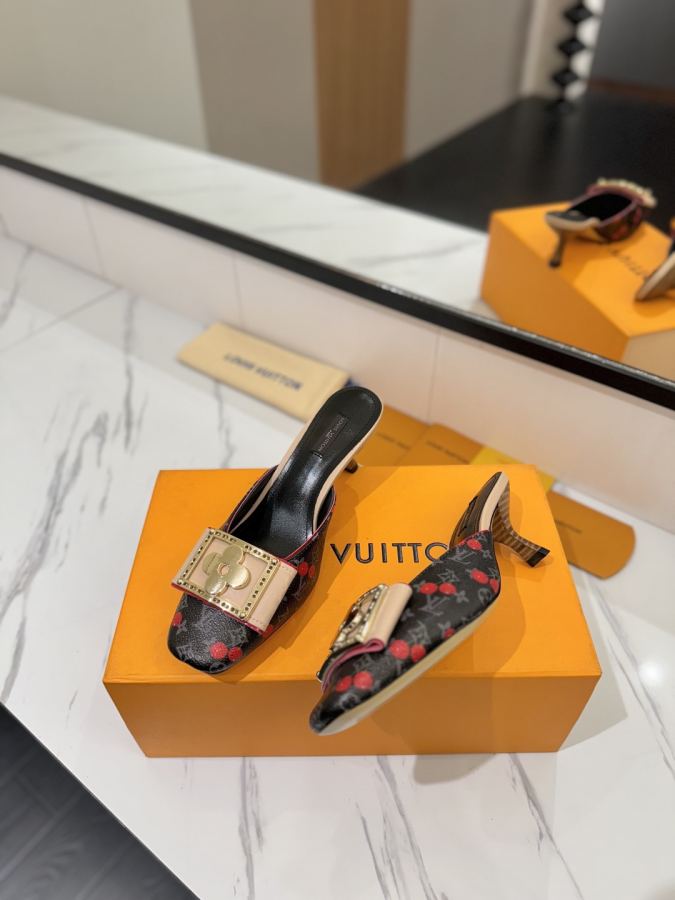 LV women's shoes - The latest catwalk style sandals at our counter, official website series updated simultaneously, perfect last + LV new element button design, full of femininity, noble temperament, original inverted last, ultimate 1:1 shape, high-end quality, imported high-end fabrics showing exquisite texture — photo 3