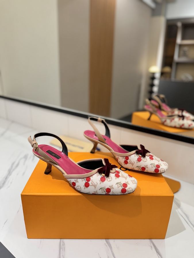 LV women's shoes - The latest catwalk style sandals at our counter, official website series updated simultaneously, perfect last + LV new element button design, full of femininity, noble temperament, original inverted last, ultimate 1:1 shape, high-end quality, imported high-end fabrics showing exquisite texture