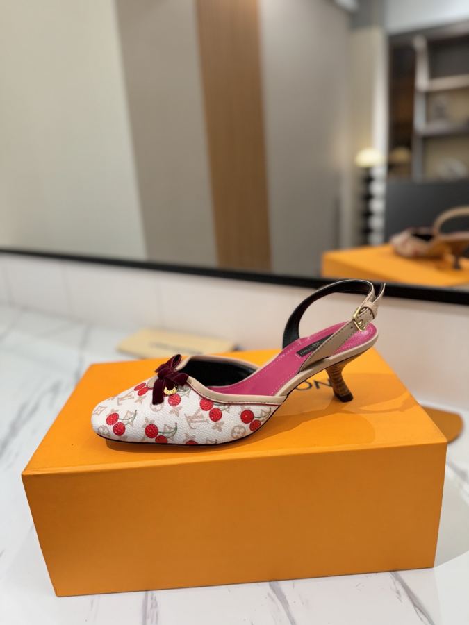 LV women's shoes - The latest catwalk style sandals at our counter, official website series updated simultaneously, perfect last + LV new element button design, full of femininity, noble temperament, original inverted last, ultimate 1:1 shape, high-end quality, imported high-end fabrics showing exquisite texture — photo 4