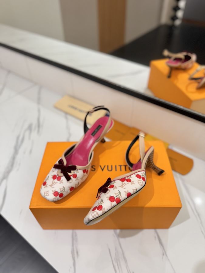 LV women's shoes - The latest catwalk style sandals at our counter, official website series updated simultaneously, perfect last + LV new element button design, full of femininity, noble temperament, original inverted last, ultimate 1:1 shape, high-end quality, imported high-end fabrics showing exquisite texture — photo 5