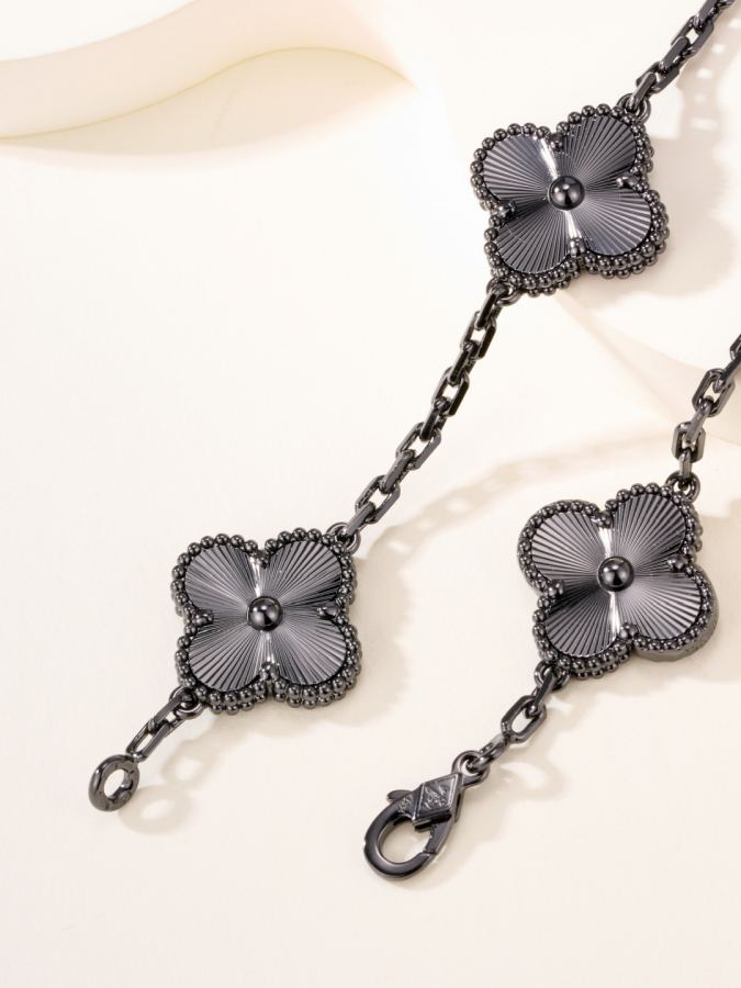 Van Cleef & Arpels Jewelry Black Gold Laser Five-Flower Bracelet — AAA Quality Replica — photo 7