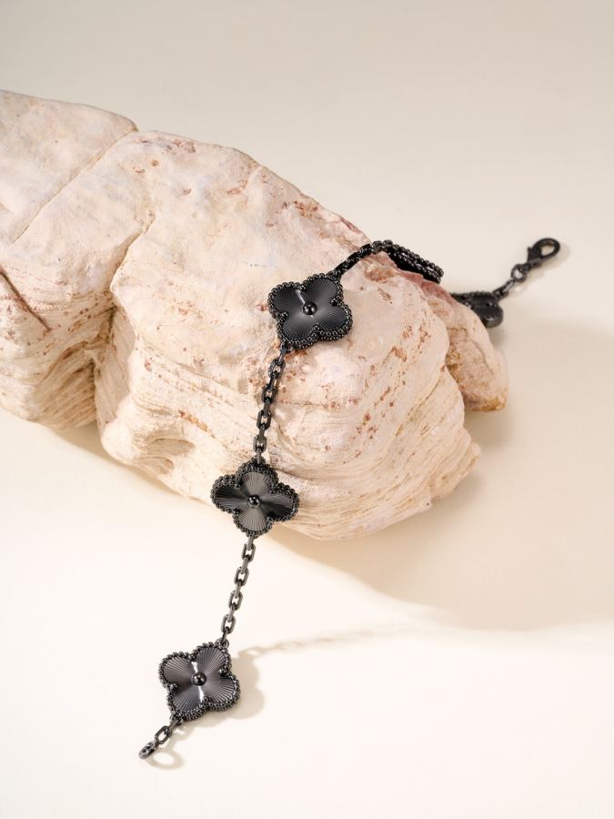 Van Cleef & Arpels Jewelry Black Gold Laser Five-Flower Bracelet — AAA Quality Replica — photo 4