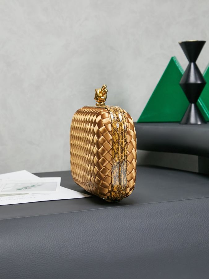 Bottega Veneta bag BV Knot knute Logo — photo 2