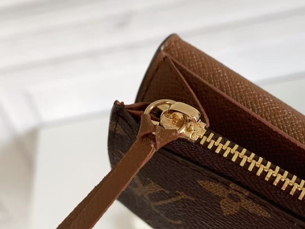Special Offer! Purchase any item, and get this LV Wallet (M41939) absolutely FREE! Compact and practical, this elegant wallet easily slips inside your handbag or pocket. Dimensions: 11 × 8 × 2.5 cm. Don’t miss out on this complimentary gift — photo 2