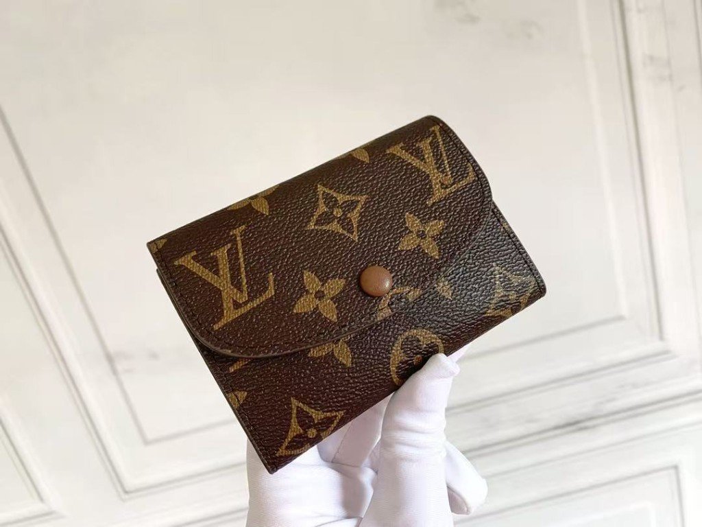 Special Offer! Purchase any item, and get this LV Wallet (M41939) absolutely FREE! Compact and practical, this elegant wallet easily slips inside your handbag or pocket. Dimensions: 11 × 8 × 2.5 cm. Don’t miss out on this complimentary gift — photo 3