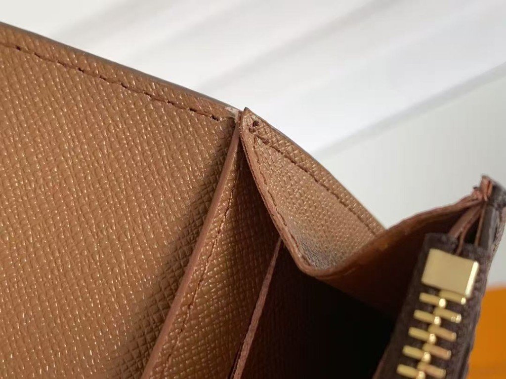 Special Offer! Purchase any item, and get this LV Wallet (M41939) absolutely FREE! Compact and practical, this elegant wallet easily slips inside your handbag or pocket. Dimensions: 11 × 8 × 2.5 cm. Don’t miss out on this complimentary gift — photo 4