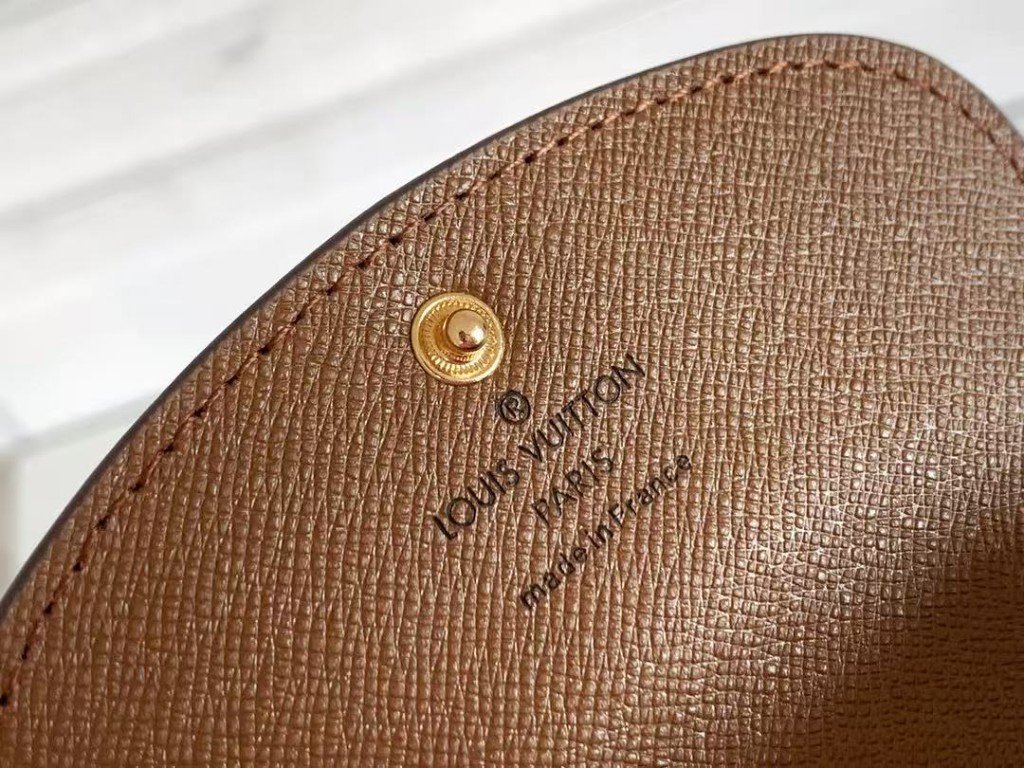 Special Offer! Purchase any item, and get this LV Wallet (M41939) absolutely FREE! Compact and practical, this elegant wallet easily slips inside your handbag or pocket. Dimensions: 11 × 8 × 2.5 cm. Don’t miss out on this complimentary gift — photo 5