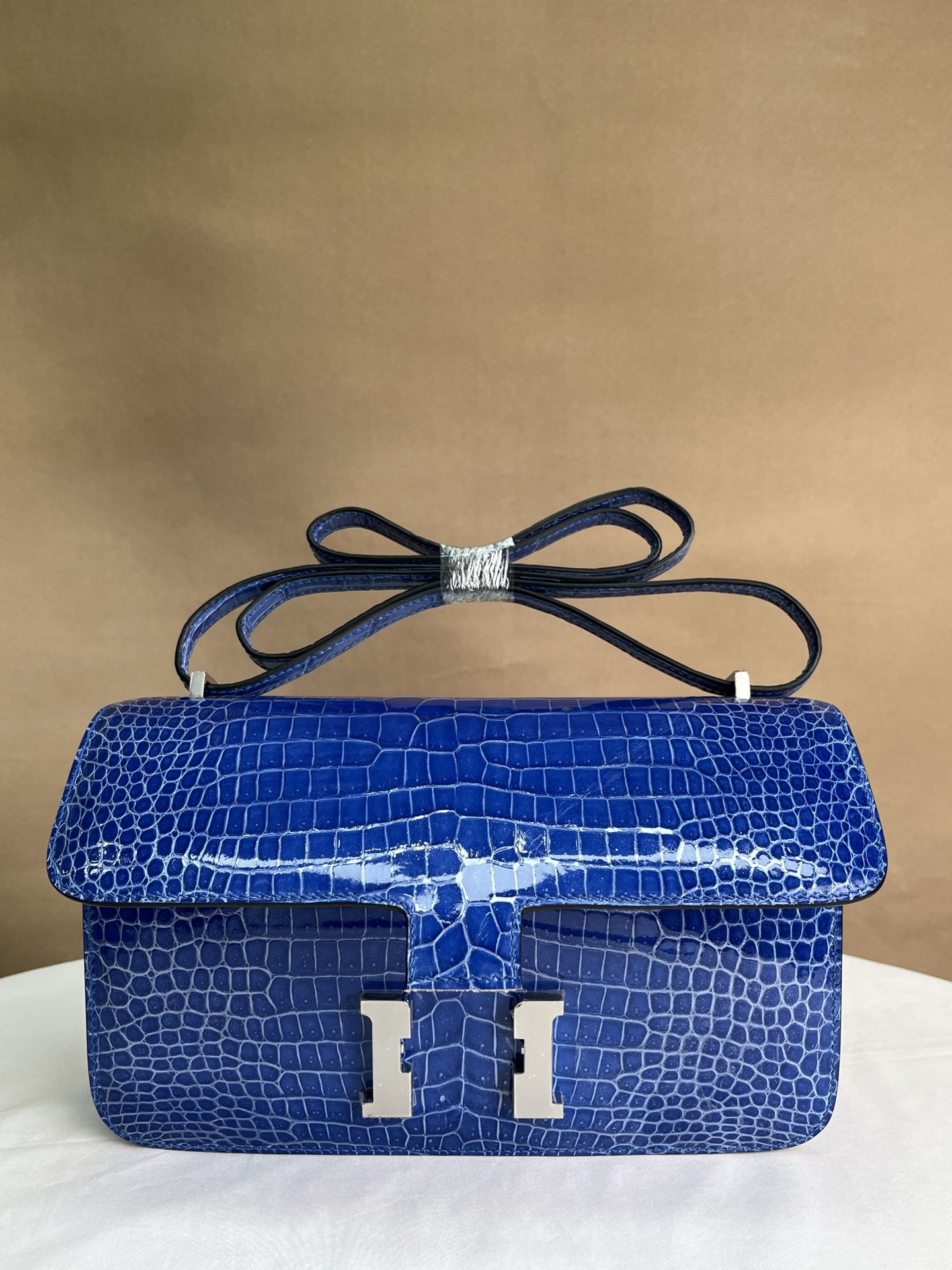 Borsa Hermes Coccodrillo lucido Kangkang 26 spot blu elettro-ottico