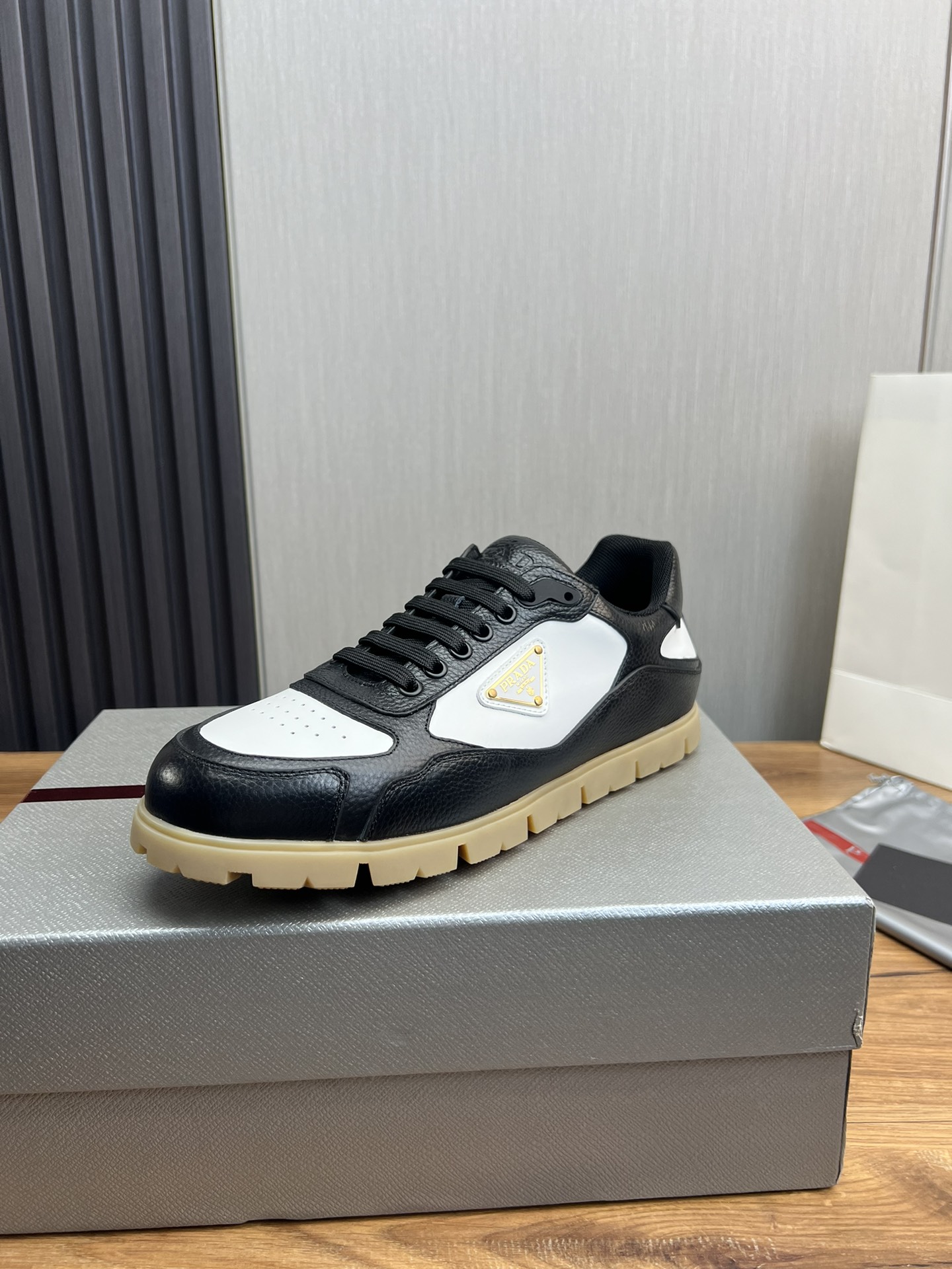 Prada shoe Please contact the homepage for this multi-color detailed picture and real-life video — AAA Quality Replica