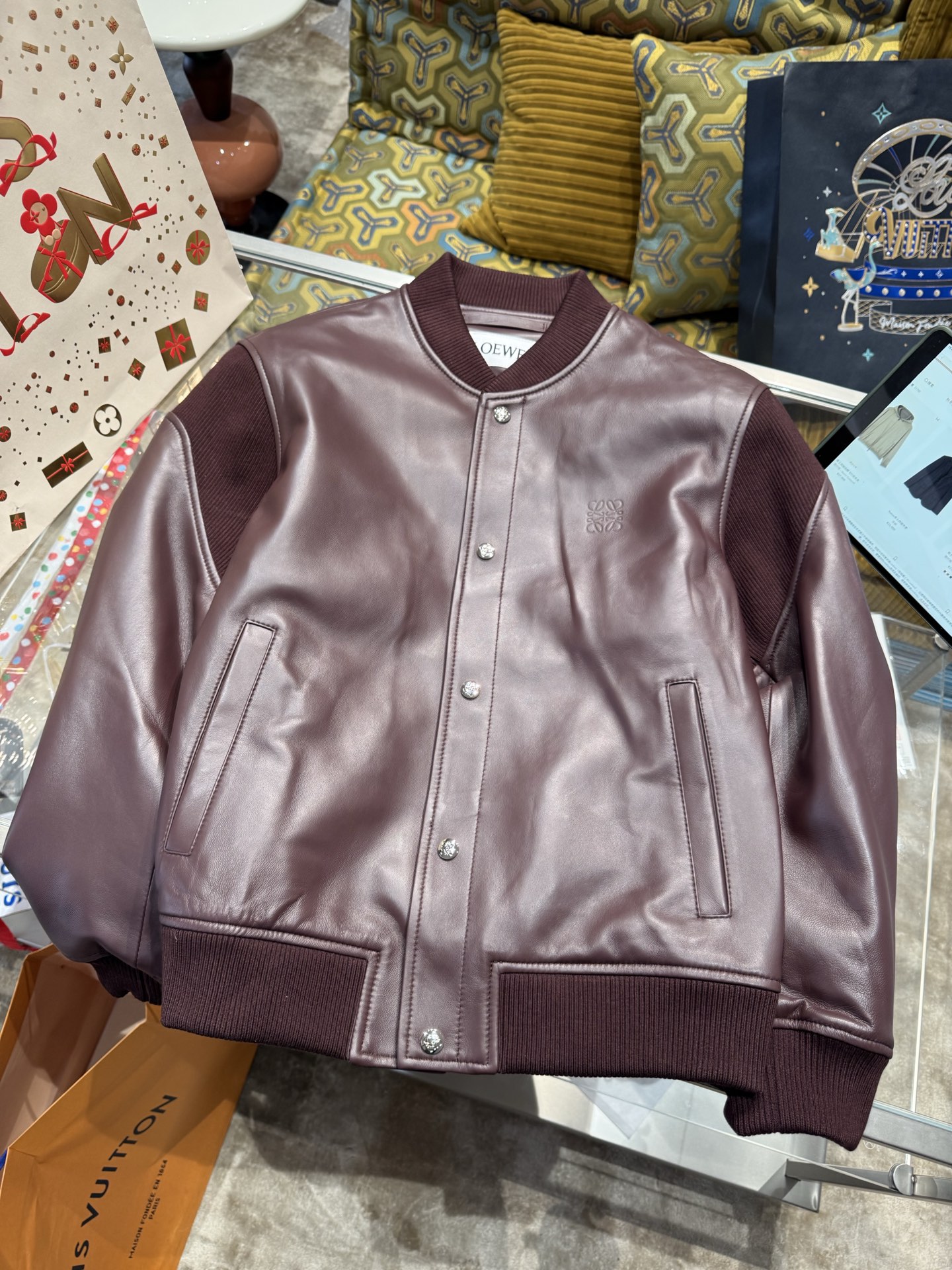 Loewe men LOEWE/Luo Yiwei burgundy leather badge, buckle decorated with elegant charm​ — 1:1 Replica For Sale