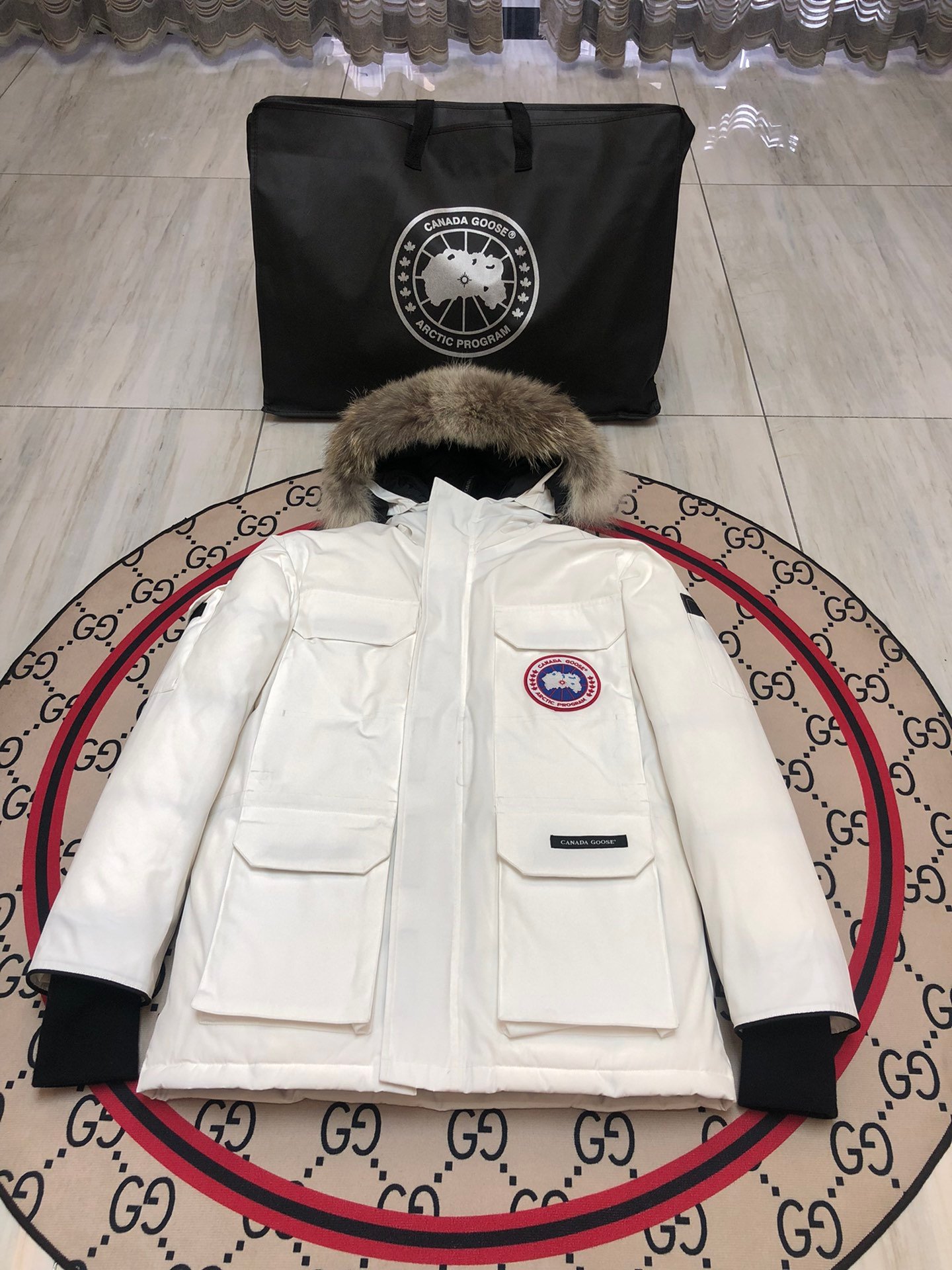 GOOSE down jacket , Pure white does not support returns or exchanges. Please choose your size.