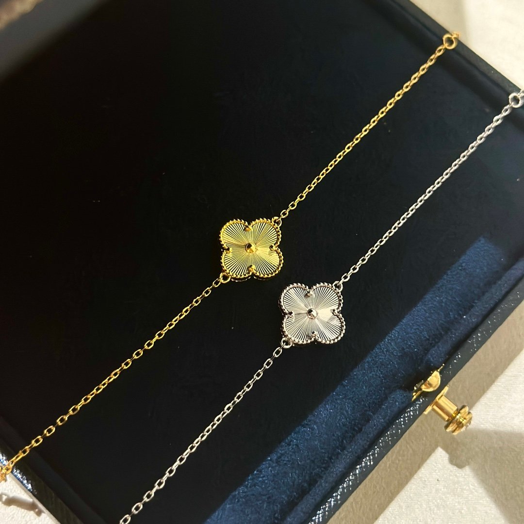 Van Cleef Arpels Alhambra Guilloche bracelet 18K yellow gold guilloche clover 18K white gold guilloche clover 17cm