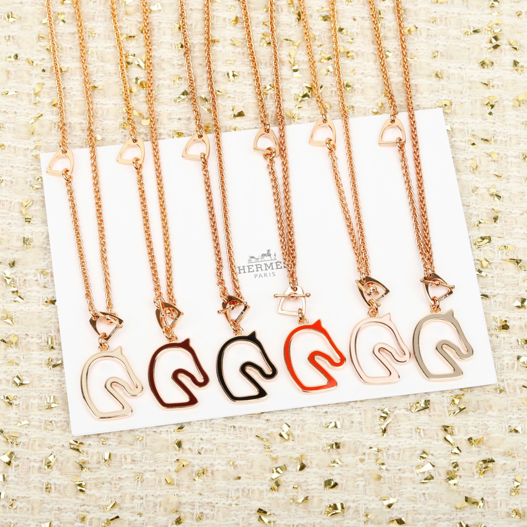 Collar con colgante Hermes Cheval Horse Head de metal en oro rosa con opciones de esmalte color crema, burdeos, negro, naranja y plata de 45 cm