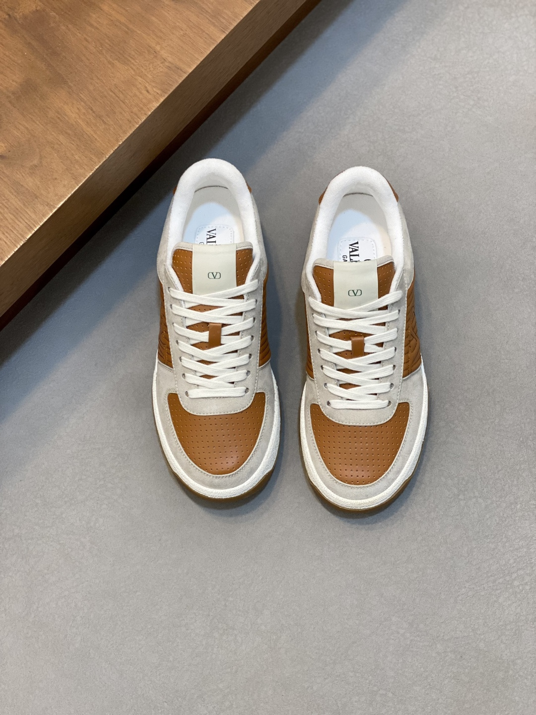 VALENTINO shoe VLTN 𝑶𝒏𝒆𝑺𝒕𝒖𝒅 2024 New. ZP. / 𝐓𝐏𝐔 39-44.45 — AAA Quality Replica
