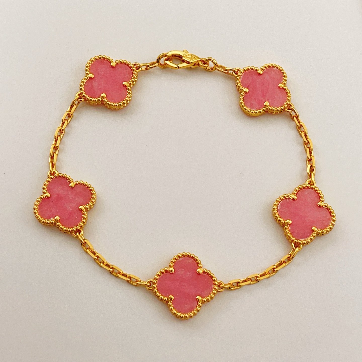 Van Cleef Arpels Bracciale Vintage Alhambra Oro giallo con motivi di trifoglio di rodonite rosa 18 cm