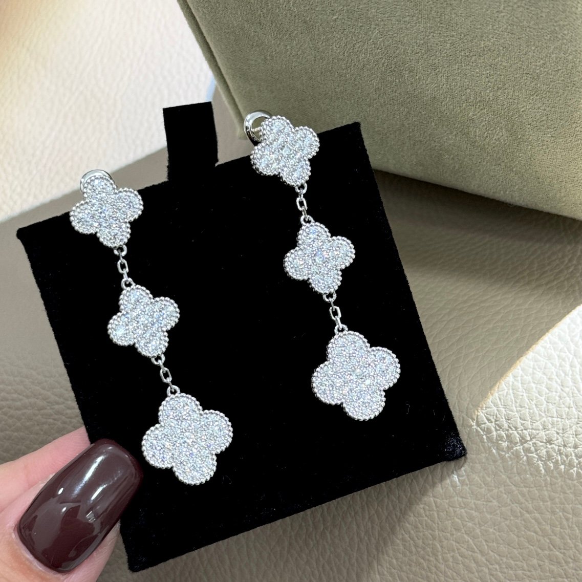 Boucles d'oreilles Van Cleef Arpels Magic Alhambra en métal doré avec pavé complet de diamants clairs 3 motifs longueur de chute environ 4 à 5 cm