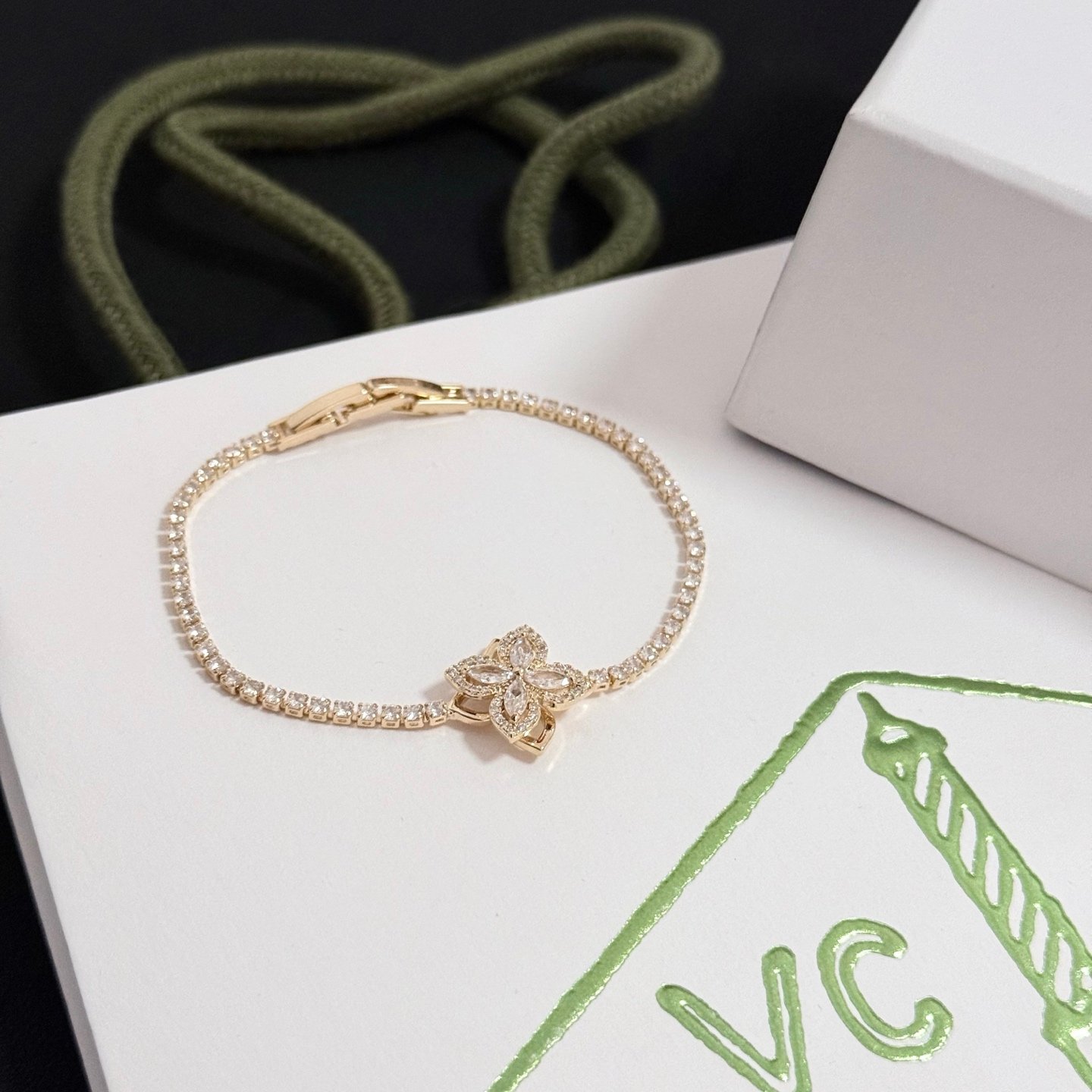 Van Cleef Arpels Lotus bracelet Yellow gold with clear diamonds 17cm