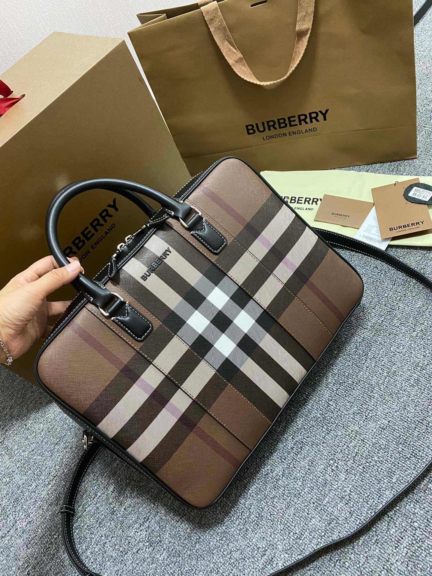 Briefcase B's pure original latest briefcase is made of plaid and Italian tanned leather, decorated with brand logo design. Carry it hand-held or over the shoulder using the detachable strap. At least 30% of the main materials used in this masterpiece come from bio-based materials. Bio-based materials are mainly derived from renewable natural resources such as plants and castor oil.