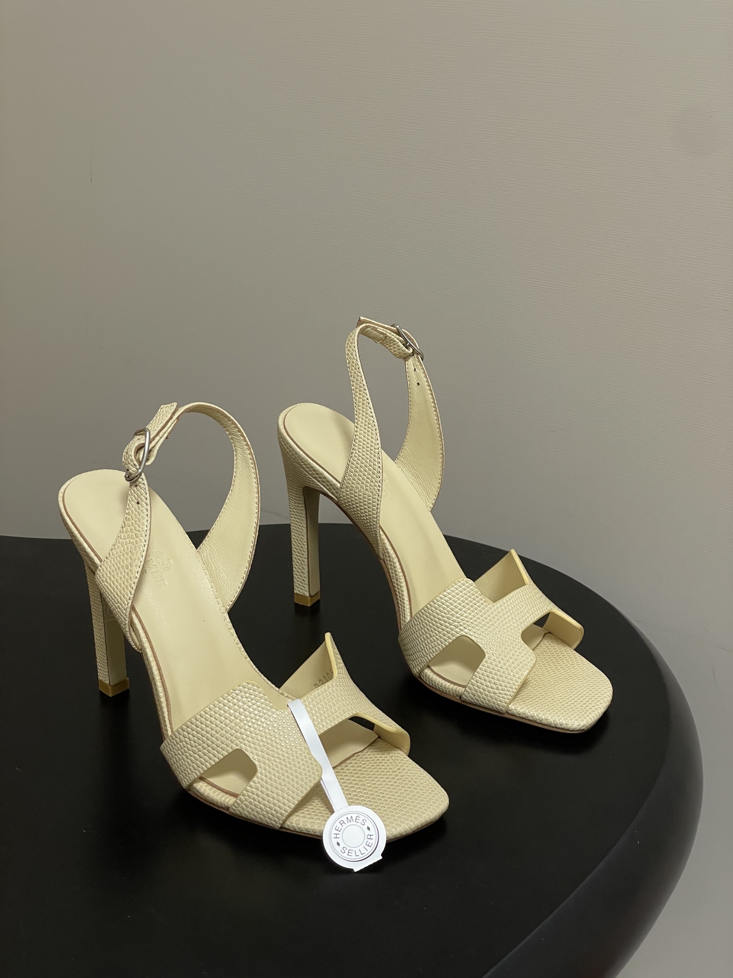 Hermes women's shoes -Top quality (with high-end airplane box ) — Premium Replica
