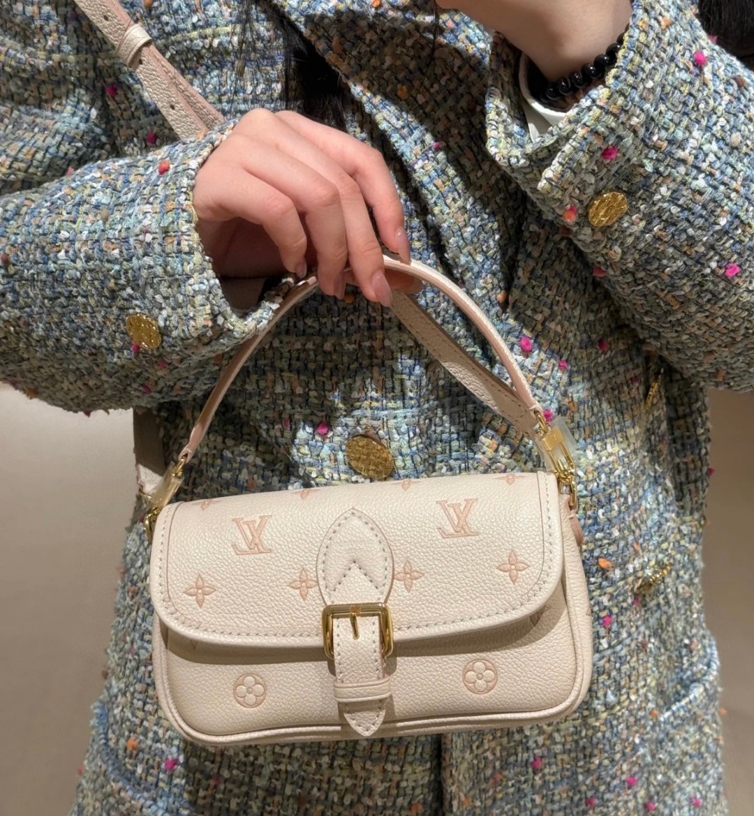 LV bag Creamy apricot color, sweet young lady closes her eyes and flushes — Premium Replica