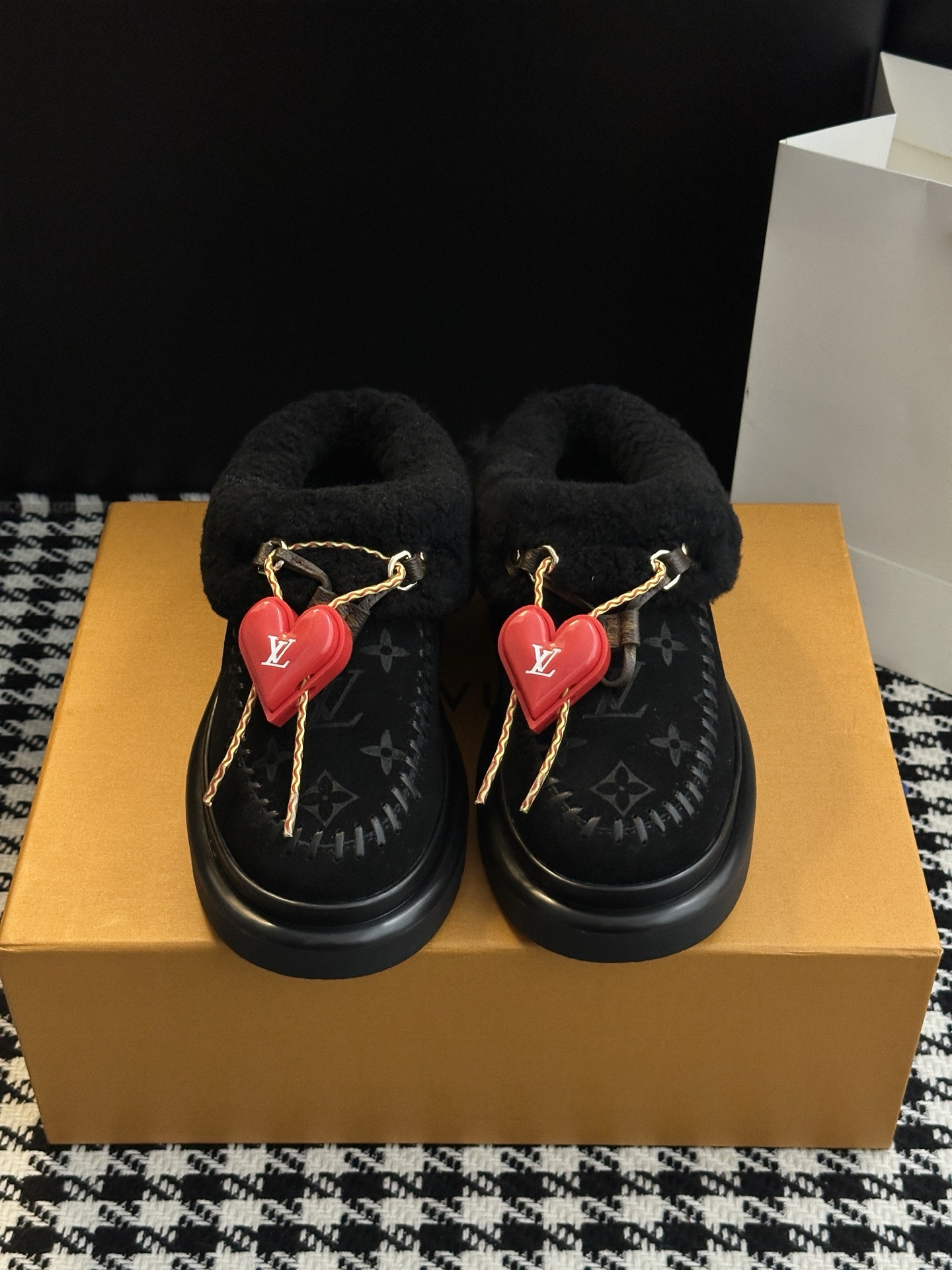 LV women's shoes 𝗟𝗩The latest autumn and winter catwalk style fur mops and snow boots — 1:1 Replica