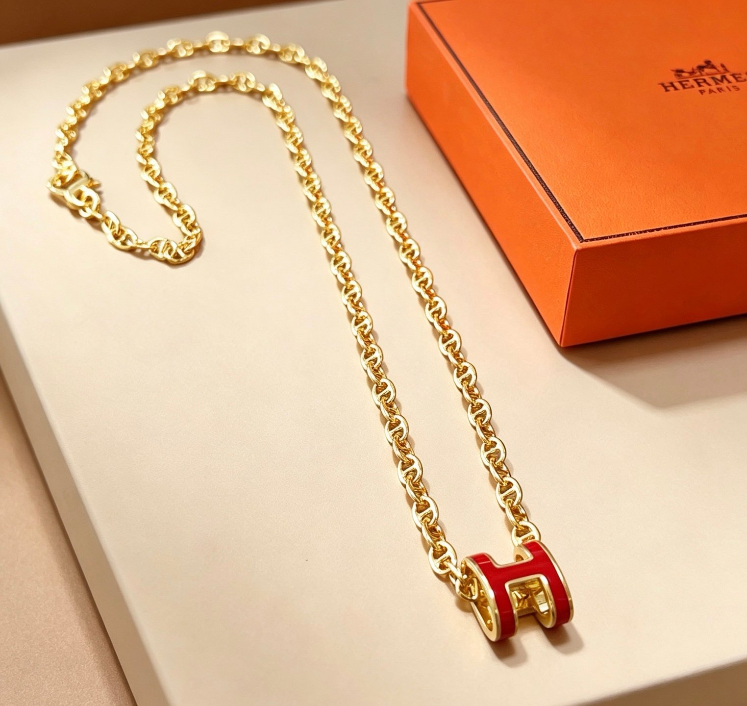 Collana Hermes Pop H in metallo dorato con smalto rosso 40 cm