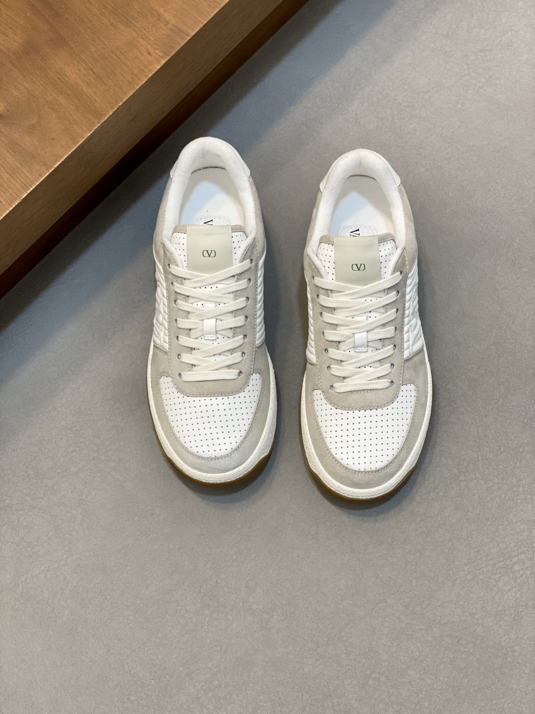 VALENTINO shoe VLTN 𝑶𝒏𝒆𝑺𝒕𝒖𝒅 2024 New. ZP. / 𝐓𝐏𝐔 39-44.45 — Premium Replica