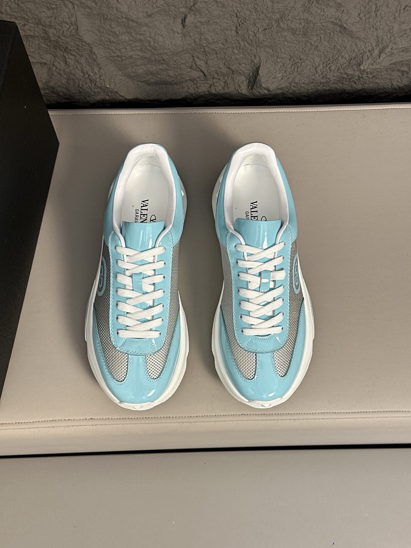 VALENTINO shoe VLTN 𝑶𝒏𝒆𝑺𝒕𝒖𝒅 2024 New. ZP. / 𝐓𝐏𝐔 39-44.45 — 1:1 Replica