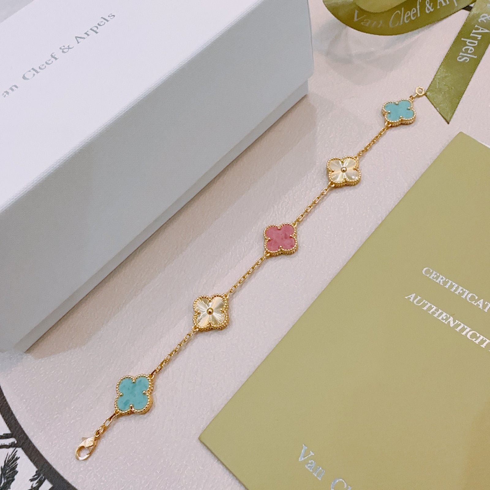 Van Cleef & Arpels Jewelry Four-leaf clover Authentic and customized Rainbow color bracelet V gold material series. The appearance is perfect, the details are unparalleled, the unique color is completely impeccable, and it is decorated with a classic ring shape design. It is simple yet elegant and eye-catching. The pure handmade combination of V gold makes it more elegant and moving. Same style for men and women