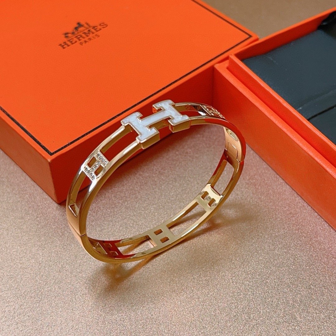 Pulseira Hermes Clic H Hollow Diamond Bangle Metal em ouro rosa com detalhes em H de madrepérola branca e detalhes em diamante transparente Circunferência interna de 17 cm