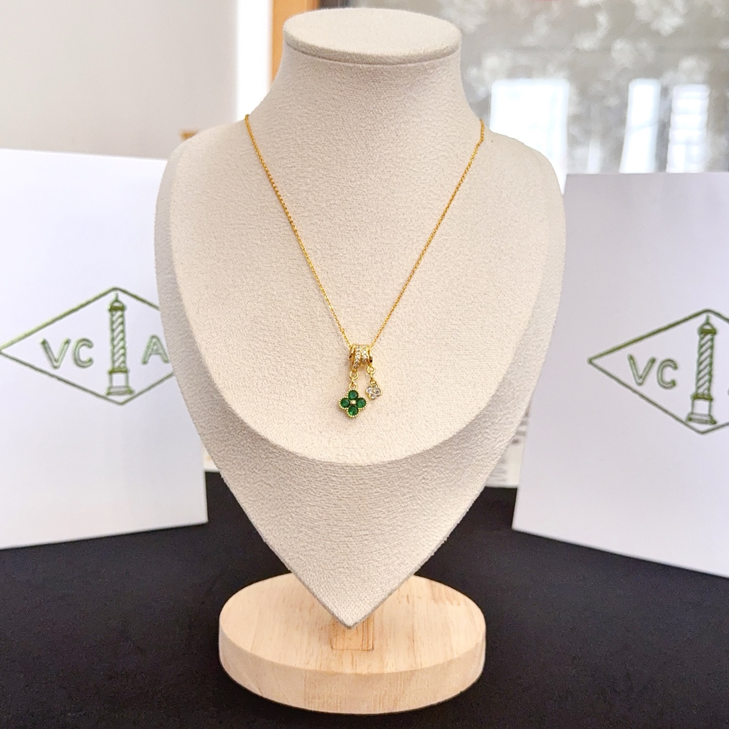 Collier avec pendentif Van Cleef Arpels Alhambra Lucky Clover Métal doré jaune avec trèfle de pierres précieuses vertes et accents de diamants clairs 42 cm