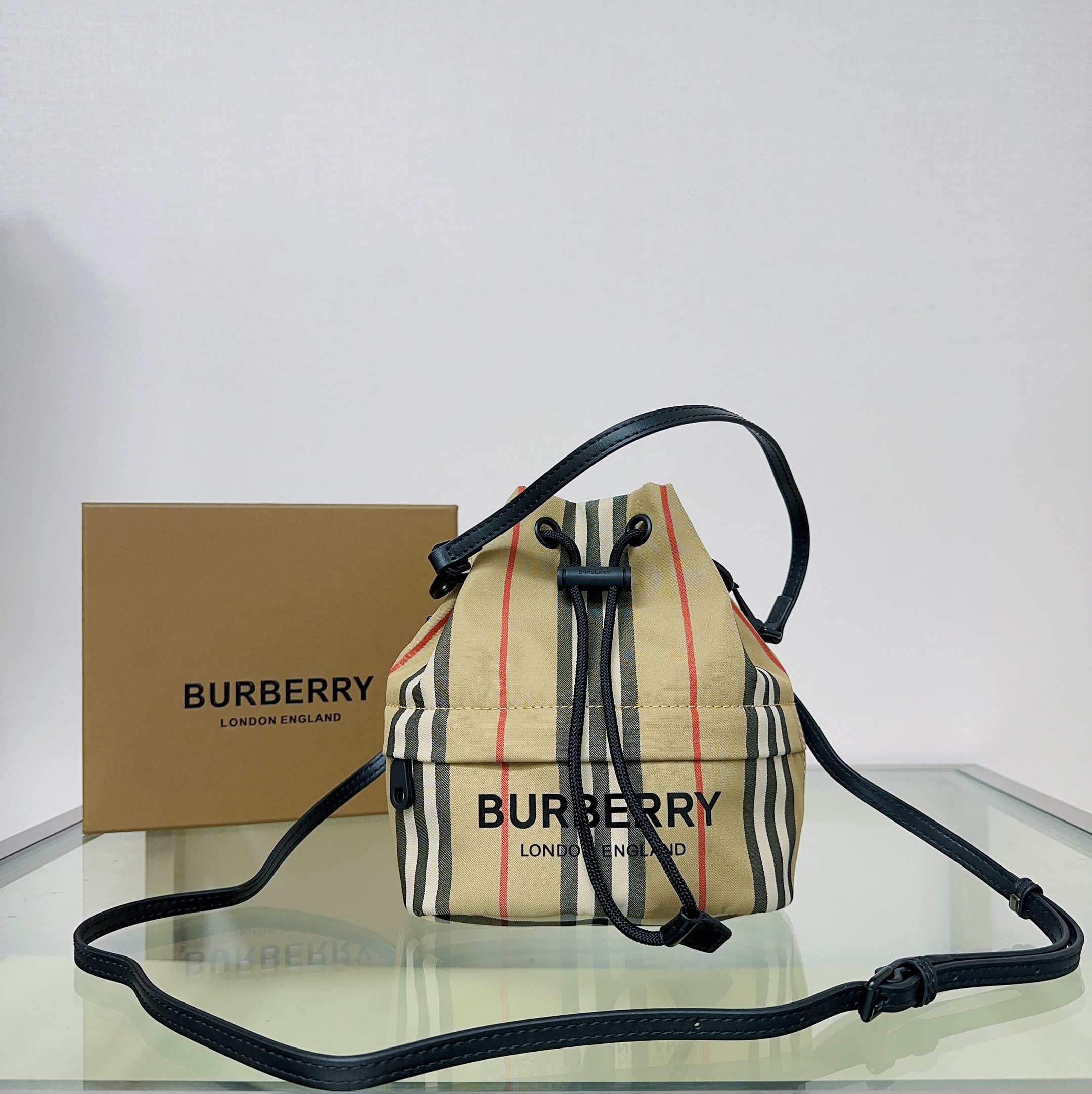 Burberry bag The most popular style Bur storage bucket with plaid elements is more classic and casual. — 1:1 Replica
