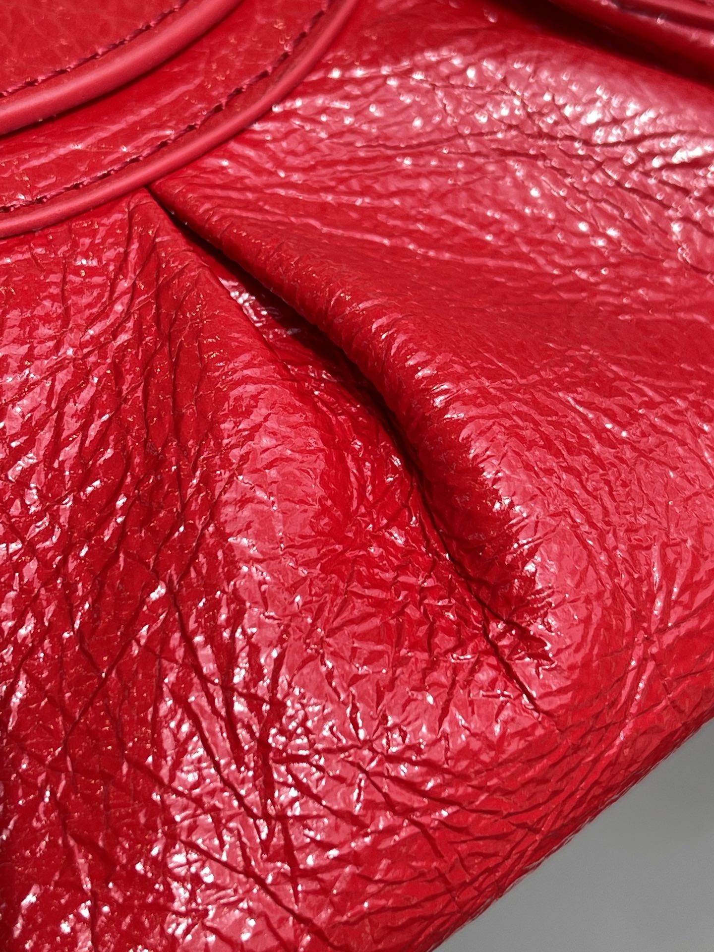 Balenciaga bag Let’s take a look at the imported sheepskin pleated crackle coin purse makeup mirror, — Premium Replica