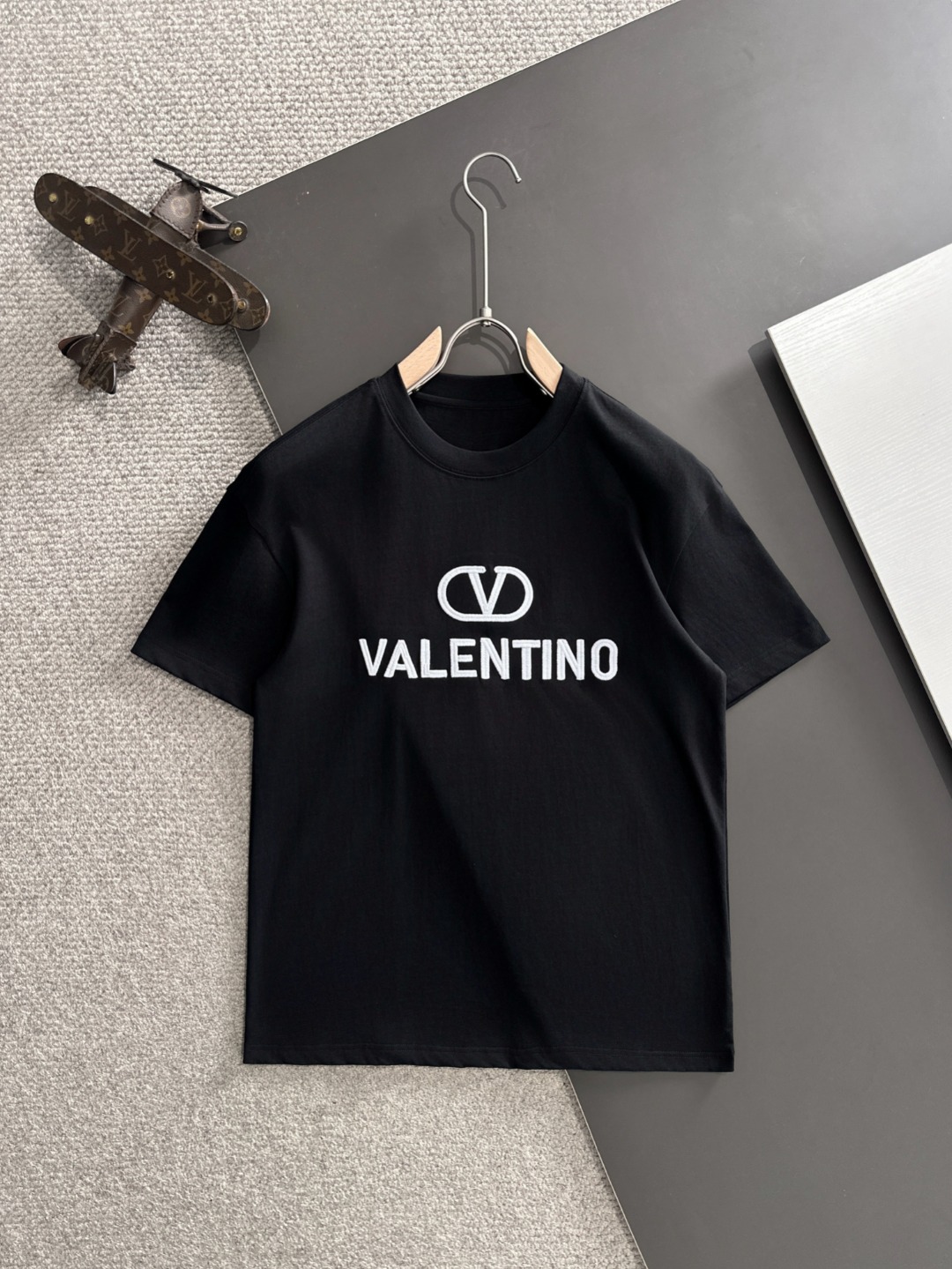 Valentino men Next day shipping Valentino latest 2026 spring and summer models (top quality, differentiated — 1:1 Replica