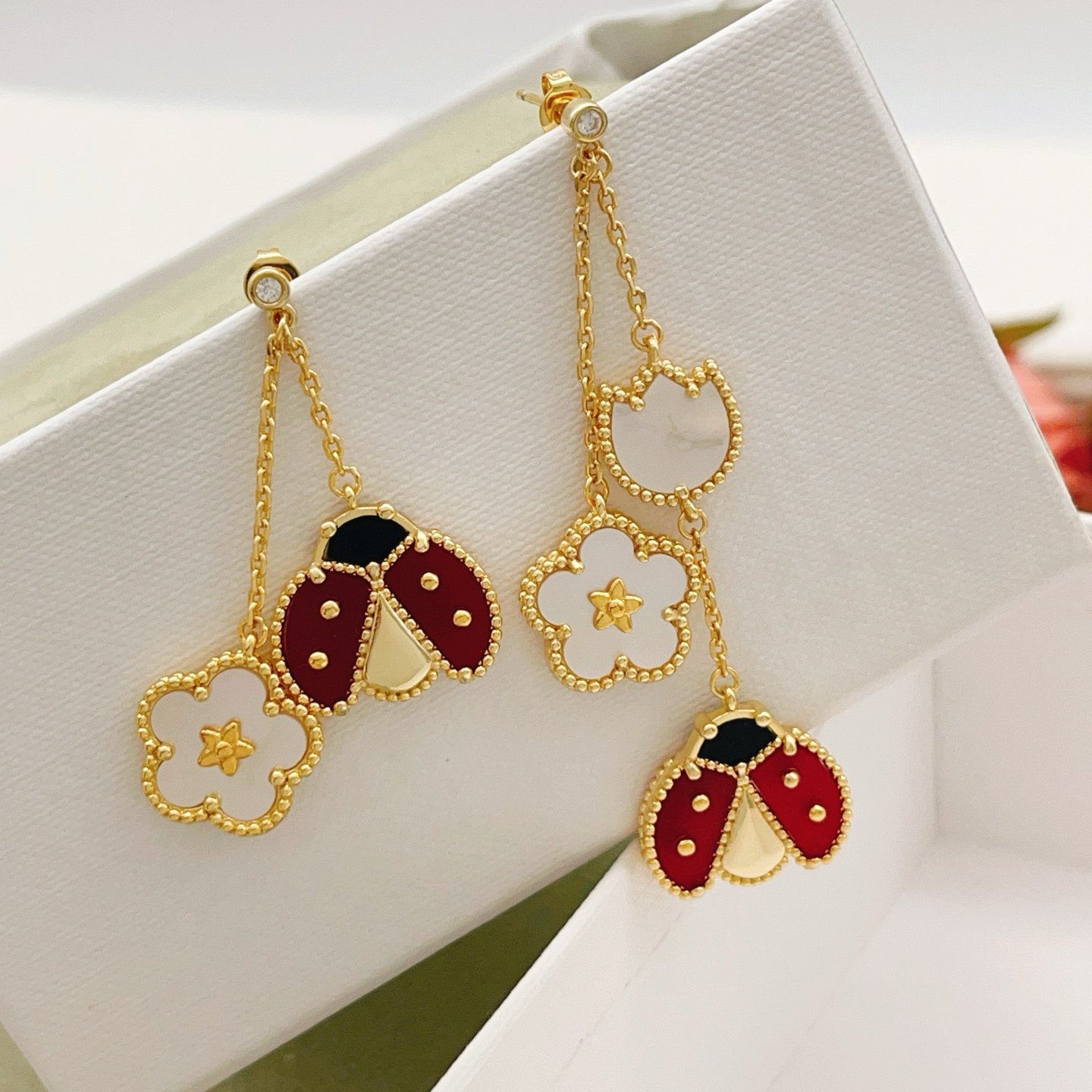 Brincos Van Cleef Arpels Lucky Spring ouro amarelo branco madrepérola vermelho cornalina preto ônix diamante transparente 4 5 cm comprimento de gota