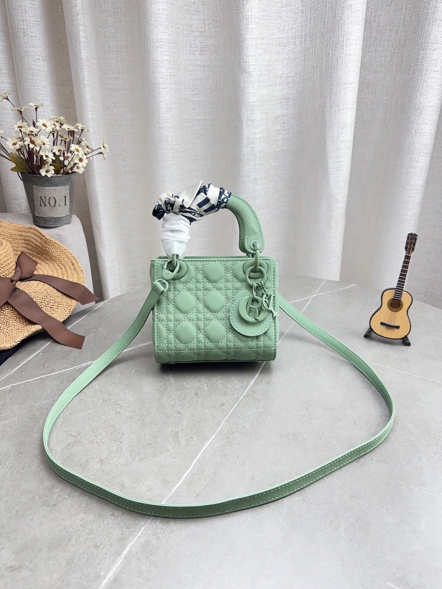 Dior bag Comes with folding gift box (two shoulder straps)
