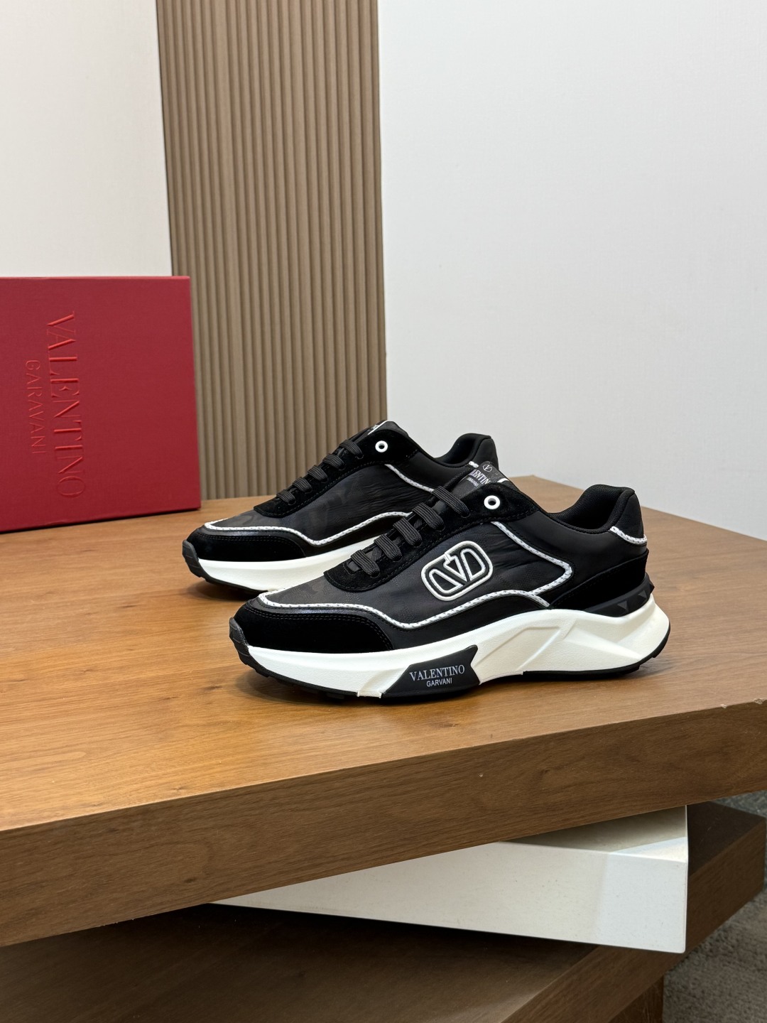 VALENTINO shoe VLTN 𝑶𝒏𝒆𝑺𝒕𝒖𝒅 2024 New. ZP. / 𝐓𝐏𝐔 39-44.45 — AAA Quality Replica