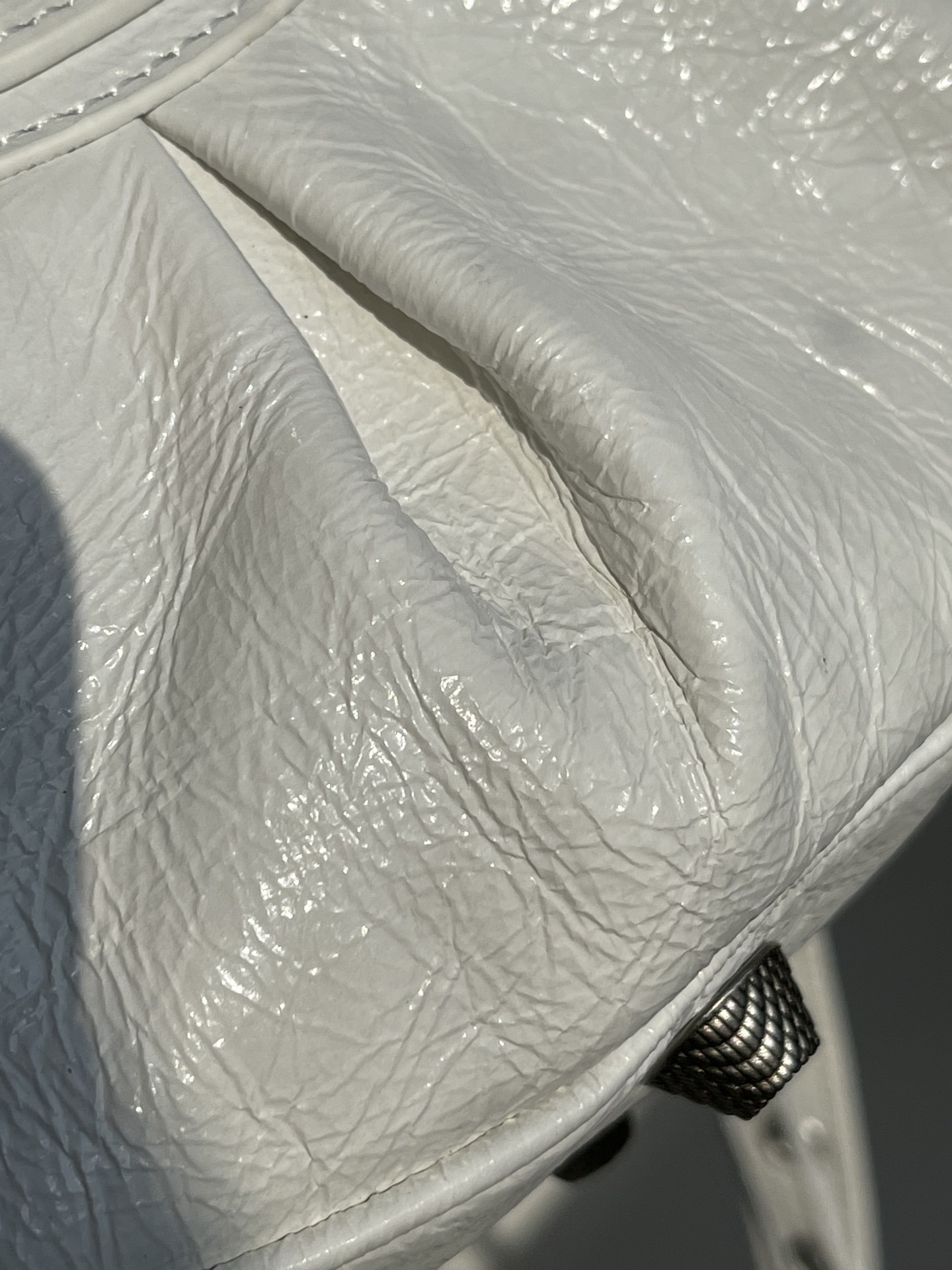 Balenciaga bag Let’s take a look at the imported sheepskin pleated crackle coin purse makeup mirror, — Premium Replica