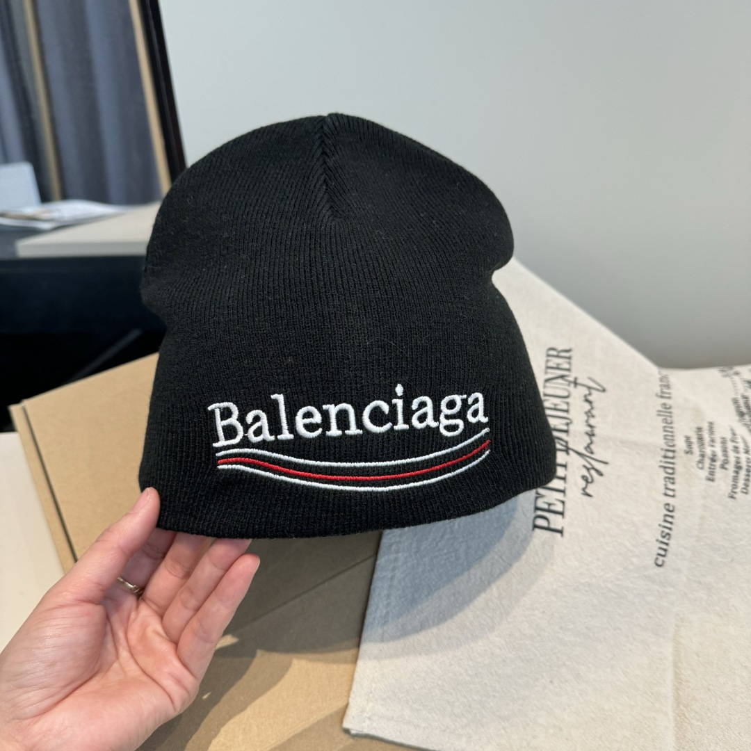Cappello Balenciaga Newlogo, stile